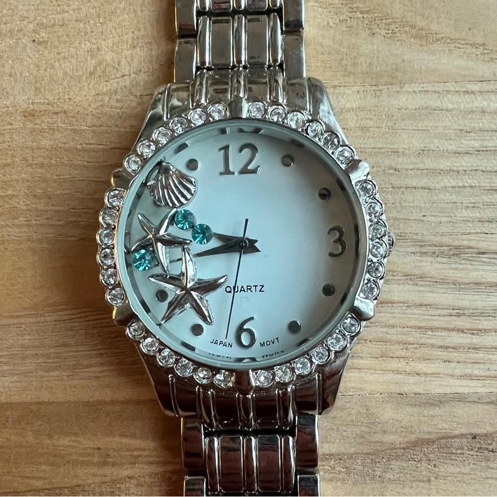 Avon ladies silver tone Beachy fashion watch NEW BATTERY